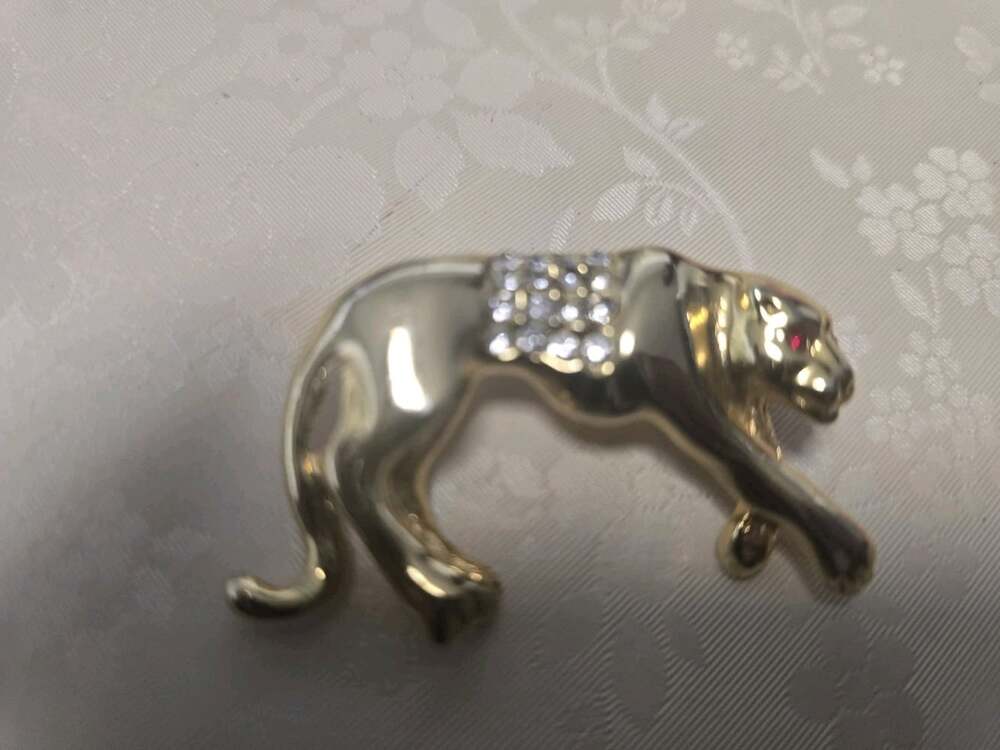 Vtg Leopard Gold Tone Brooch Pin With Red Eyes and Clear Diamante Saddle